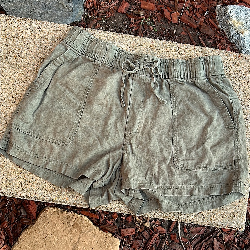 GAP Ladies L Light Olive Linen blend Cargo Shorts with Elastic Waistband